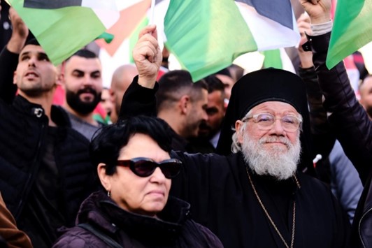 Demonstranten in Ramallah roepen op tot een einde aan de oorlog in Gaza.