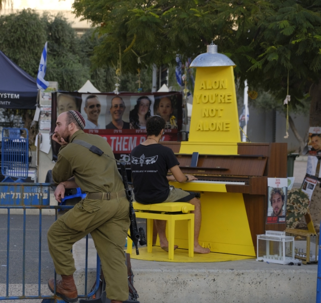 Soldaten tijdens een herdenking in Haifa.