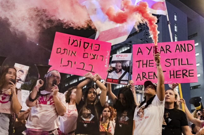 Activistisch protest gericht tegen de Israëlische premier, met steunbetuigingen voor de gijzelaars in Gaza.