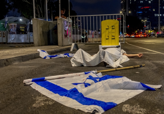 Een activist protesteert tegen het beleid van de Israëlische regering in Gaza.