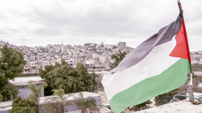 Palestijnse vlag met de stad Tulkarem op de achtergrond, Westelijke Jordaanoever.